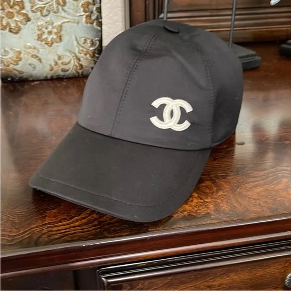 CHANEL Black Hat with Logo - Picture 2 of 9